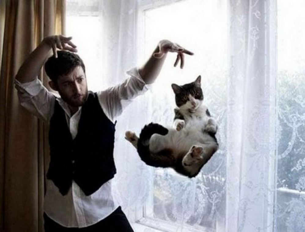 un magicien fait flotter un chat