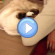 Chat qui s'accroche pour avoir un calin